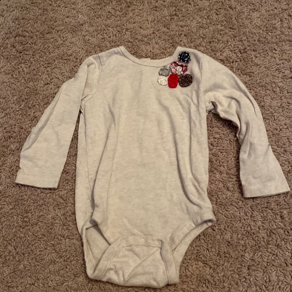 18-24M baby gap cream sand beige long sleeve onesie bodysuit flower embellished